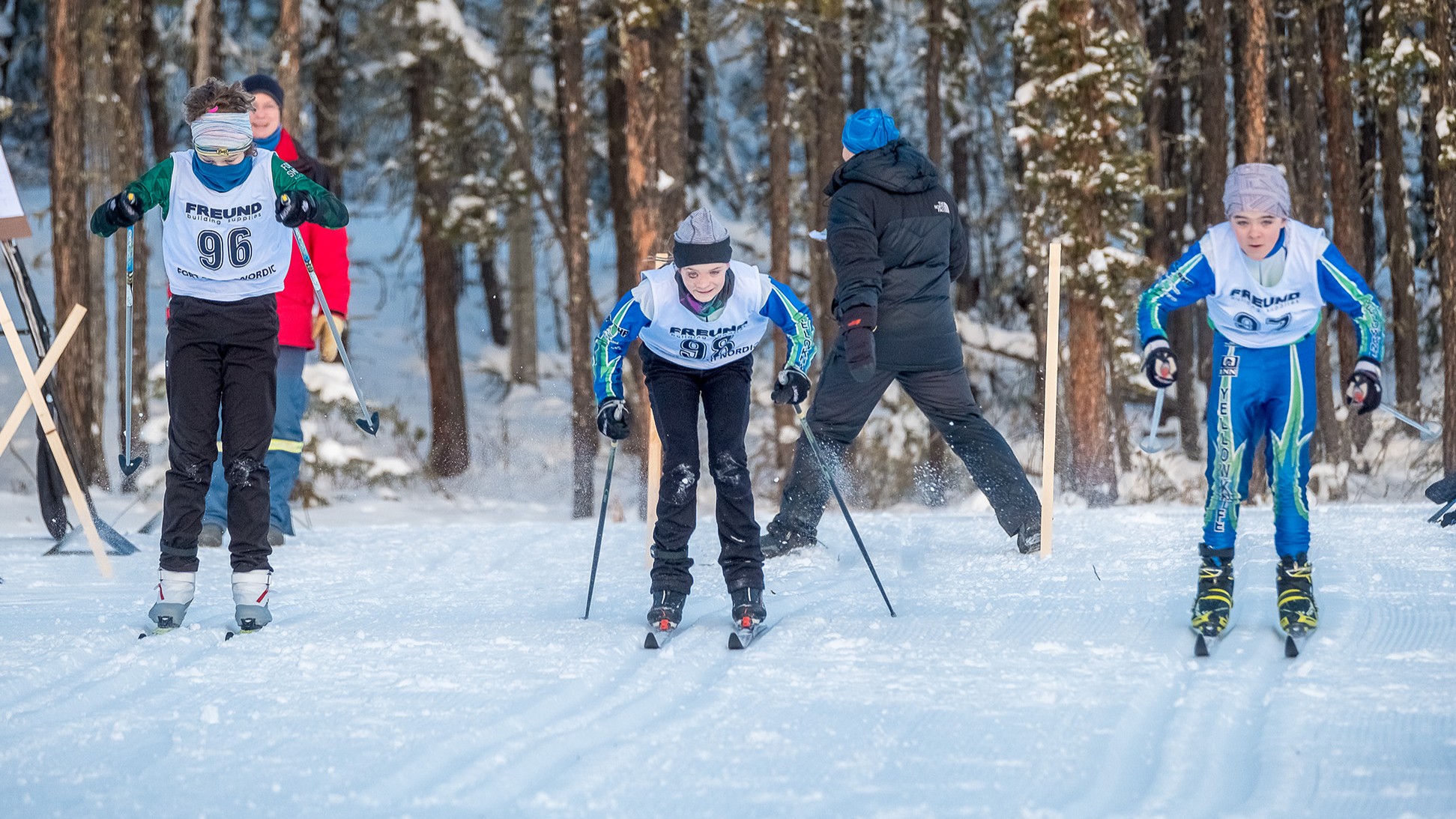 skiers-wide
